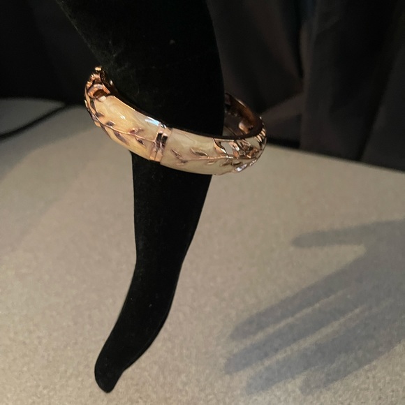 Cloisonné Gold Toned Cream Enamel Cut Out Metal Cuff Bangle Bracelet - Picture 4 of 9